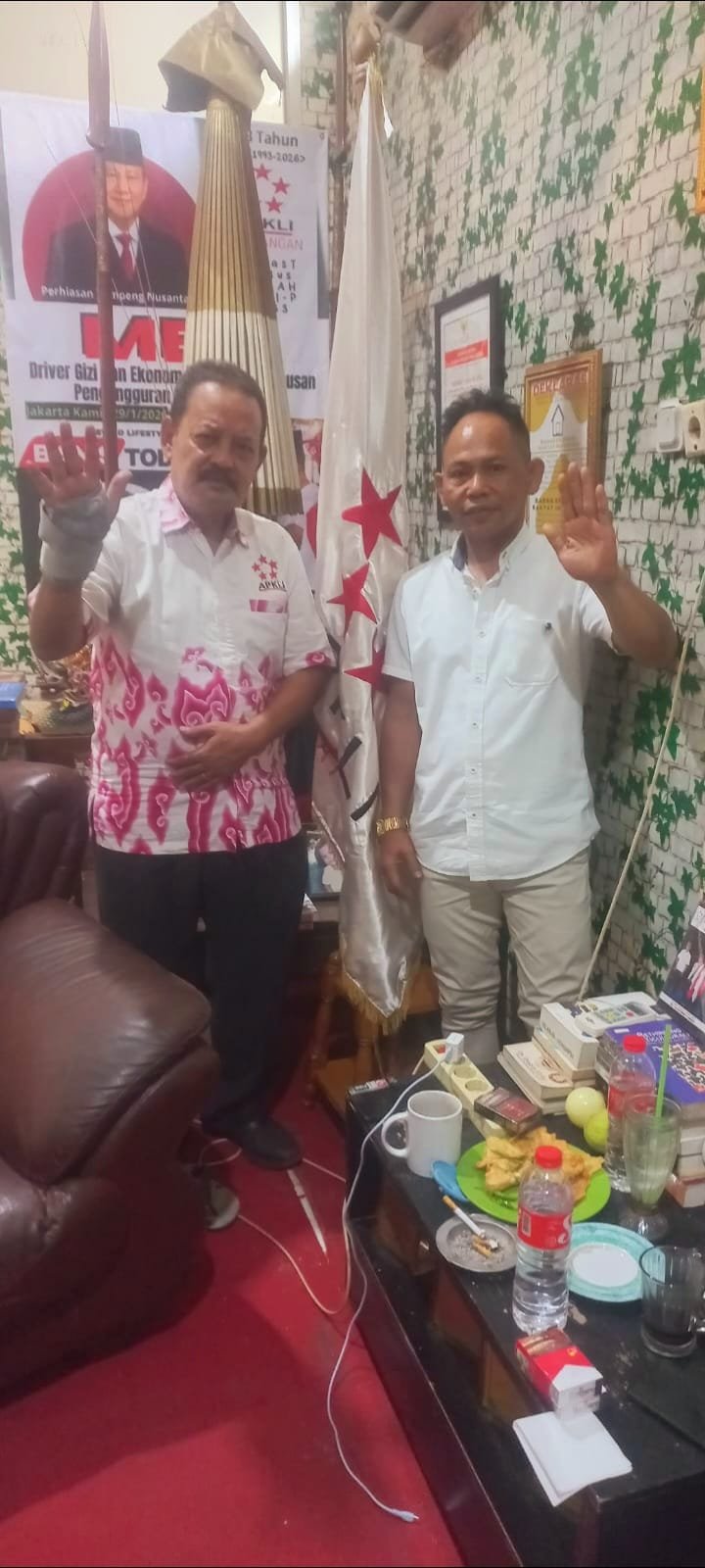 Ketua Umum APKLI-P Perintahkan Ketua DPW Maluku Deklarasikan Satgas Independen Sukseskan MBG dan KDKMP Jakarta,_ Program unggulan Presiden Prabowo, MBG dan KDKMP harus sukses, tidak boleh gagal, serta tidak boleh ada tindakan koruptif dan penyalagunaan kewenangan. Untuk itu dibutuhkan pengawalan dan pengawasan secara ketat dari hulu hingga hilir. Dari regulasi dan kebijakan hingga implementasi dilapangan. Atas landasan itulah, dipandang perlu keberadaan Satgas Independen Sukseskan MBG dan KDKMP dijjadikan agenda nasional APKLI-P. Usulan tersebut disampaikan Ketua DPW APKLI-P Provinsi Maluku, Sutan Marsida saat diterima Ketua Umum, dr. Ali Mahsun ATMO, M.Biomed di PG Center Jakarta, Selasa, 14/7/2026. Lebih lanjut Sutan Marsida yang juga fungsionaris Partai Golkar Provinsi Maluku ini menuturkan, dukungan penuh APKLI-P sukseskan MBG dan KDKMP unggulan Presiden Prabowo musti terus dimasifkan untuk memperbesar keterlibatan, serta membawa iklim kemajuan bagi usaha dan ekonomi PKL UMKM di seluruh Indonesia. Oleh karena menjadi sebuah keniscayaan bagi APKLI-P melakukan pengawasan dan pengawalan MBG dan KDKMP dilapangan. Untuk itu, dipandang perlu APKLI-P menghadirkan Satgas Independen Sukseskan MBG dan KDKMP. Khusus perihal MUNAS VI APKLI-P yang akan diselenggarakan 27-29 Agustus 2026 di Jakarta, DPW Provinsi, serta 11 DPD Kabupaten dan Kota Se-Maluku akan hadir. Kawan-kawan punya spirit yang sangat tinggi untuk mensukseskan perhelatan nasional tersebut, pungkas Sutan Marsida. Ketua Umum APKLI-P, Dokter Ali mahsun ATMO, M.Biomed spontan berikan apresiasi atas usulan genuin tersebut, dan nyatakan setuju. Tidak hanya itu, spontan pula perintahkan kepada Ketua DPW Provinsi Maluku, Sutan Marsida segera Deklarasikan Satgas Independen Sukseskan MBG dan KDKMP Provinsi Maluku dalam tempo secepat-cepatnya di Ambon. Perihal MBG dan KDKMP menjadi salah satu prioritas rekomendasi kepada Presiden Prabowo Subianto yang akan diputuskan pada Munas VI APKLI-P Tahun 2026. Namun demikian, tidak perlu menunggu pasca musyawarah nasional, selaku Ketua Umum, saya perintahkan Ketua DPW Maluku, Sutan Marsida segera deklarasikan Satgas Independen Sukseskan MBG dan KDKMP Provinsi Maluku, pungkas dokter ahli kekebalan tubuh lulusan FK Unibraw Malang dan FKUI Jakarta.